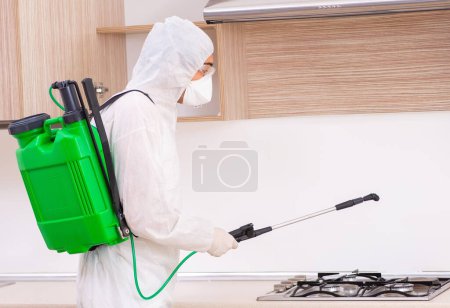 Foto de El contratista profesional haciendo control de plagas en la cocina - Imagen libre de derechos