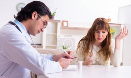 Foto de La joven paciente discutiendo con el psicólogo masculino personal - Imagen libre de derechos
