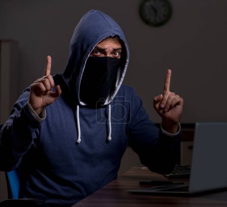 Foto de Hombre hacker piratería firewall de seguridad al final de la oficina - Imagen libre de derechos