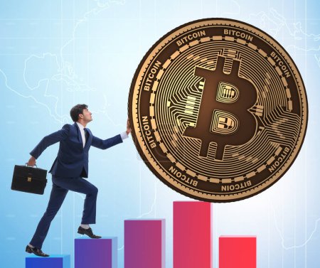 Téléchargez les photos : L'homme d'affaires poussant Bitcoin dans le concept blockchain crypto-monnaie - en image libre de droit
