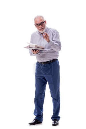 Téléchargez les photos : Vieux patron masculin tenant des livres isolés sur blanc - en image libre de droit