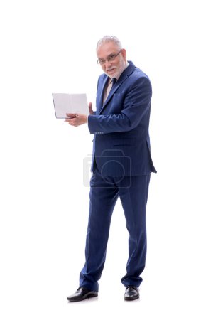 Téléchargez les photos : Vieux professeur mâle tenant livre isolé sur blanc - en image libre de droit