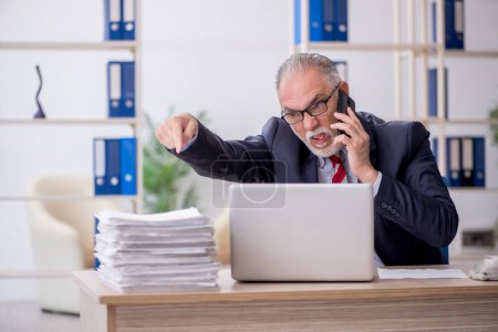 Téléchargez les photos : Vieil employé et trop de travail au bureau - en image libre de droit