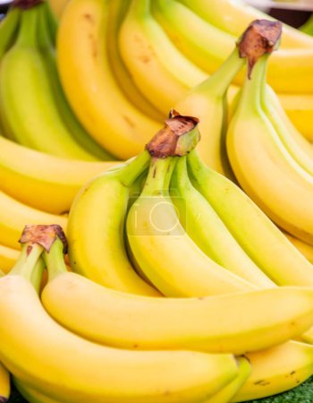 Foto de Los plátanos en el puesto de exhibición del mercado - Imagen libre de derechos