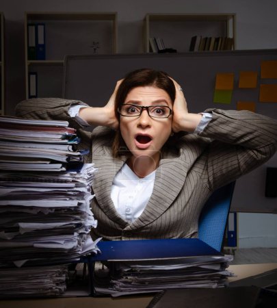 Téléchargez les photos : The female employee suffering from excessive work - en image libre de droit
