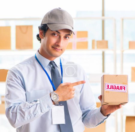 Foto de El empleado masculino que trabaja en el servicio de reubicación de entrega de cajas - Imagen libre de derechos