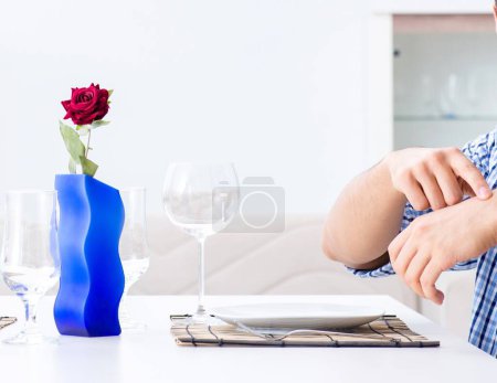 Foto de El hombre solo preparándose para una cita romántica con su novia - Imagen libre de derechos