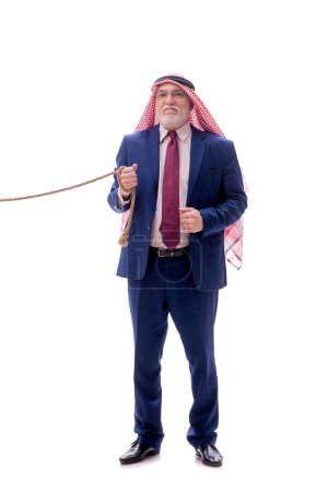 Téléchargez les photos : Homme d'affaires arabe âgé avec corde isolé sur blanc - en image libre de droit