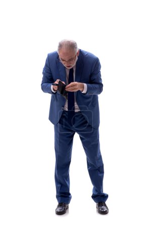 Foto de Viejo empleado sosteniendo cartera aislado en blanco - Imagen libre de derechos