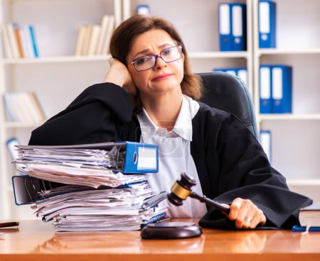 Téléchargez les photos : The middle-aged female doctor working in courthouse - en image libre de droit