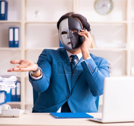 Téléchargez les photos : L'employé masculin dans le bureau dans le concept d'espionnage industriel - en image libre de droit