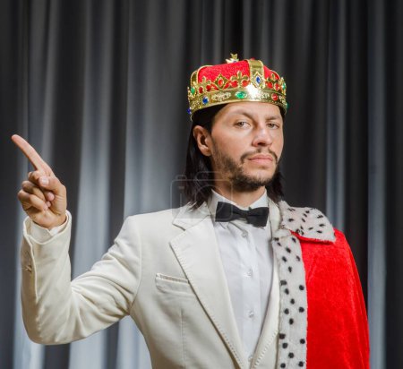 Téléchargez les photos : Le roi drôle portant la couronne dans le concept de couronnement - en image libre de droit