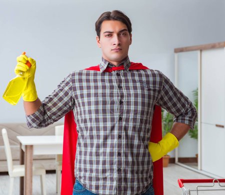 Foto de El super héroe limpiador de trabajo en casa - Imagen libre de derechos