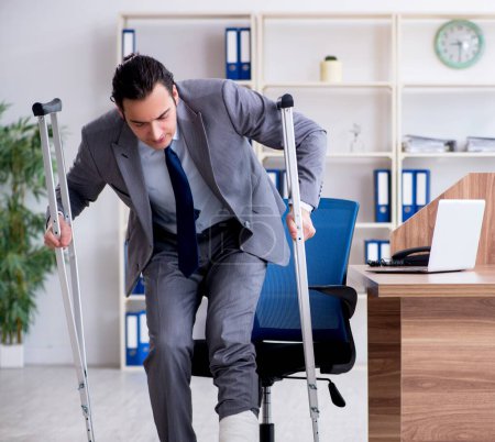 Foto de La pierna lesionado empleado masculino en la oficina - Imagen libre de derechos