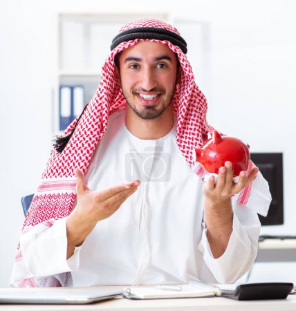 Foto de El hombre de negocios árabe que trabaja en la oficina - Imagen libre de derechos