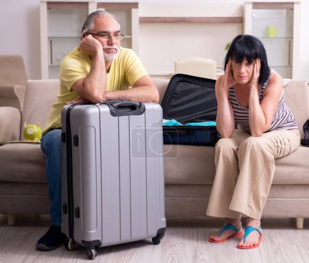 Téléchargez les photos : Le vieux couple se prépare pour les voyages de vacances - en image libre de droit