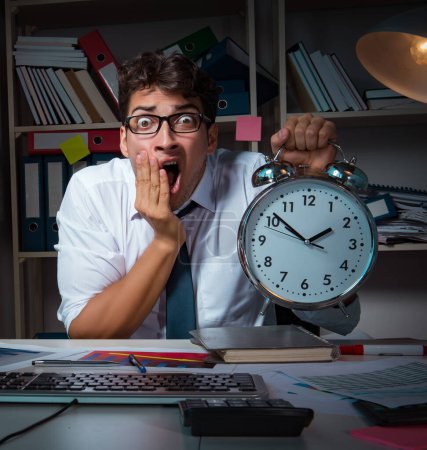 Foto de El hombre de negocios que trabaja hasta tarde en la oficina - Imagen libre de derechos
