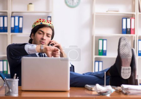 Téléchargez les photos : Le jeune homme d'affaires roi travaillant dans le bureau - en image libre de droit