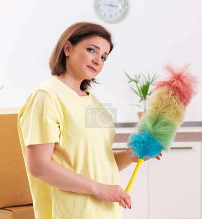 Téléchargez les photos : The middle-aged woman cleaning new apartment - en image libre de droit