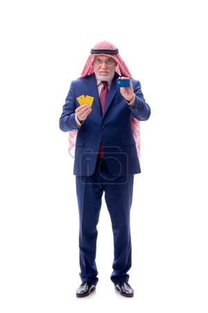 Foto de Hombre de negocios árabe envejecido con tarjetas de crédito aisladas en blanco - Imagen libre de derechos