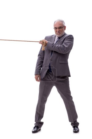 Téléchargez les photos : Vieil employé masculin avec corde isolée sur blanc - en image libre de droit