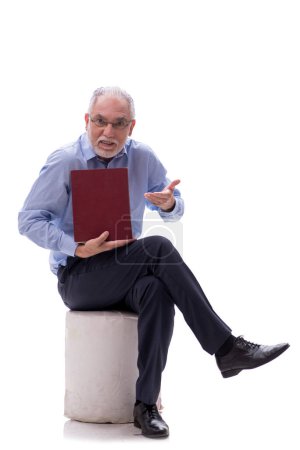 Foto de Viejo jefe hombre leyendo libro aislado en blanco - Imagen libre de derechos