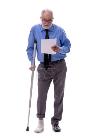 Foto de Viejo jefe masculino con muletas aisladas en blanco - Imagen libre de derechos