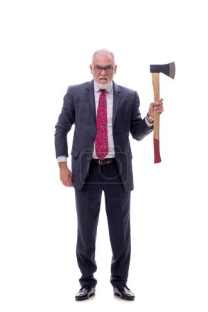 Téléchargez les photos : Vieux patron tenant une hache isolée sur blanc - en image libre de droit