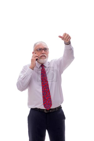 Foto de Viejo jefe hablando por teléfono aislado en blanco - Imagen libre de derechos