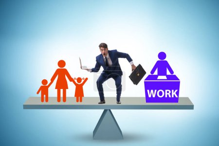 Téléchargez les photos : Équilibre entre le travail à domicile et les gens d'affaires - en image libre de droit