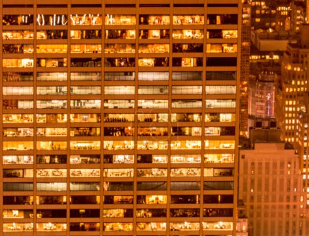 Téléchargez les photos : Les fenêtres du bureau illuminées la nuit - en image libre de droit