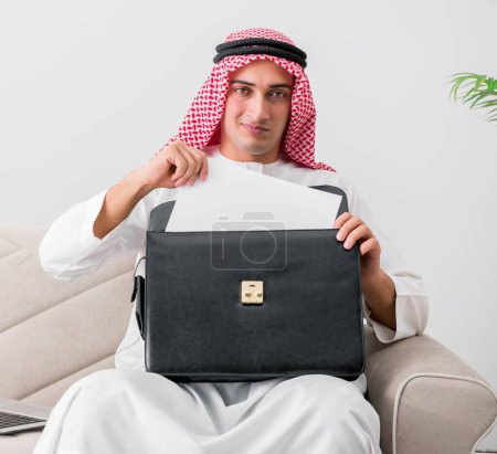 Téléchargez les photos : Le jeune homme d'affaires arabe dans le concept d'entreprise - en image libre de droit