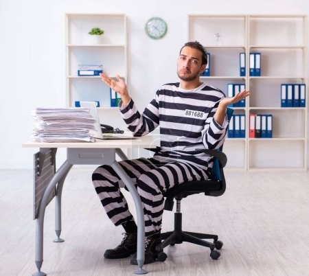 Foto de El joven empleado sintiéndose prisionero en el trabajo - Imagen libre de derechos