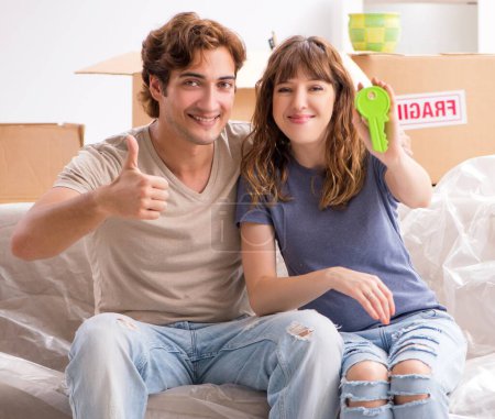 Foto de La joven pareja se muda a un nuevo apartamento - Imagen libre de derechos