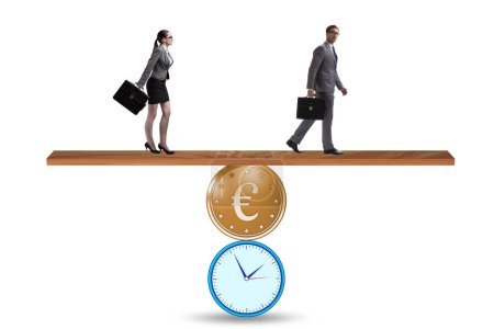 Téléchargez les photos : Le temps est concept d'argent avec l'horloge et l'euro - en image libre de droit