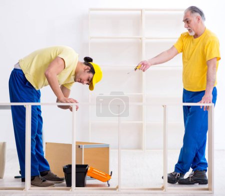 Foto de Los dos contratistas carpinteros trabajando en interiores - Imagen libre de derechos