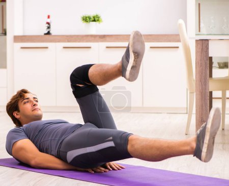 Foto de The man exercising for knee injury recovery - Imagen libre de derechos