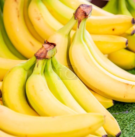 Téléchargez les photos : Les bananes au stand du marché - en image libre de droit