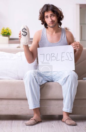 Foto de El hombre desempleado desesperado en casa - Imagen libre de derechos