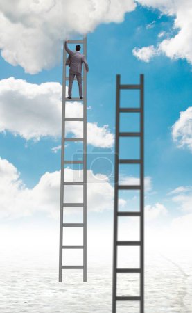 Téléchargez les photos : L'homme d'affaires monte les escaliers contre le ciel - en image libre de droit