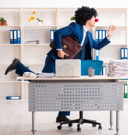 Téléchargez les photos : Le jeune homme d'affaires clown travaillant dans le bureau - en image libre de droit
