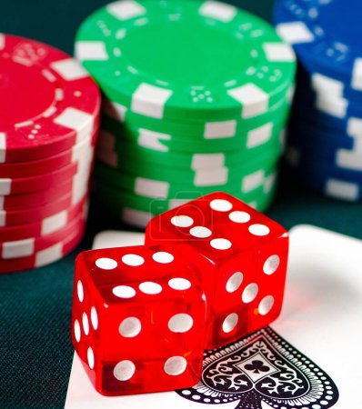 Téléchargez les photos : Les jetons et les cartes sur la table du casino - en image libre de droit