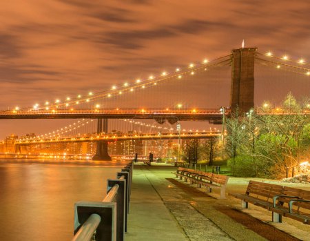 Téléchargez les photos : La vue de nuit du manhattan et du pont de Brooklyn - en image libre de droit