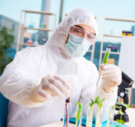 Téléchargez les photos : Le chimiste homme biotechnicien travaillant dans le laboratoire - en image libre de droit
