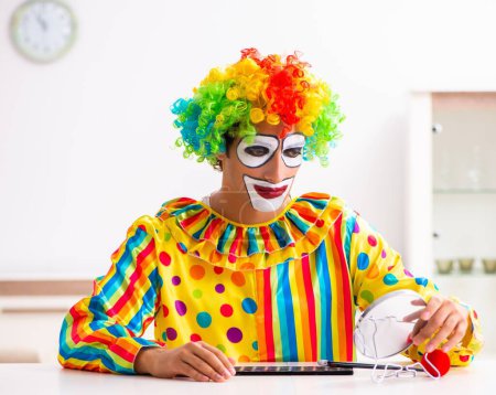 Téléchargez les photos : Le clown masculin se prépare à la parfumerie à la maison - en image libre de droit
