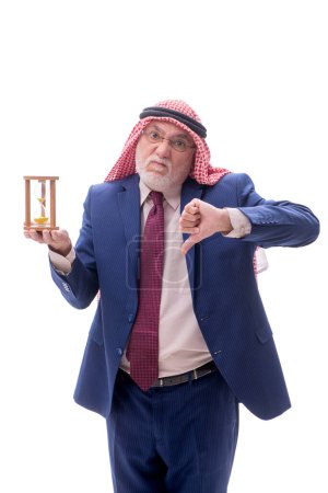 Téléchargez les photos : Vieux patron arabe isolé sur blanc dans le concept de gestion du temps - en image libre de droit