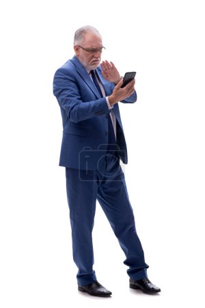 Foto de Viejo jefe masculino hablando por teléfono aislado en blanco - Imagen libre de derechos