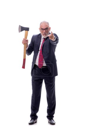 Téléchargez les photos : Vieux patron tenant une hache isolée sur blanc - en image libre de droit