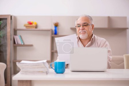 Photo for Old boss employee working from home during pandemic - Royalty Free Image