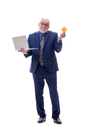 Téléchargez les photos : Homme d'affaires âgé tenant ordinateur portable isolé sur blanc - en image libre de droit